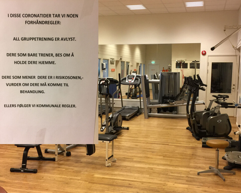 Treningsrommet på Raufoss Fysioterapi står tomt på grunn av koronasituasjonen. Instituttet har satt opp plakater for å forklare situasjonen til pasientene. (Foto: privat)