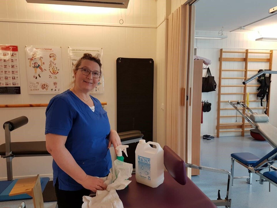 Fysioterapeut Ayna Meinseth i Hammerfest spriter alle flater som pasienten har vært i kontakt med etter en behandlingstime. (Foto: privat)