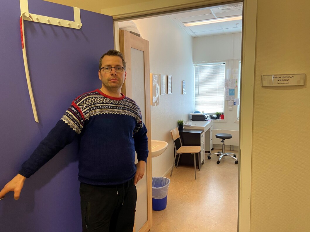 Fysioterapeut Geir Eithun og kollegaen stengte torsdag instituttet sitt for å skåne dårlige sykehjemspasienter i etasjen over for mulig smitte av koronaviruset. Fysioterapeut Geir Eithun og kollegaen stengte torsdag instituttet sitt for å skåne dårlige sykehjemspasienter i etasjen over for mulig smitte av koronaviruset.