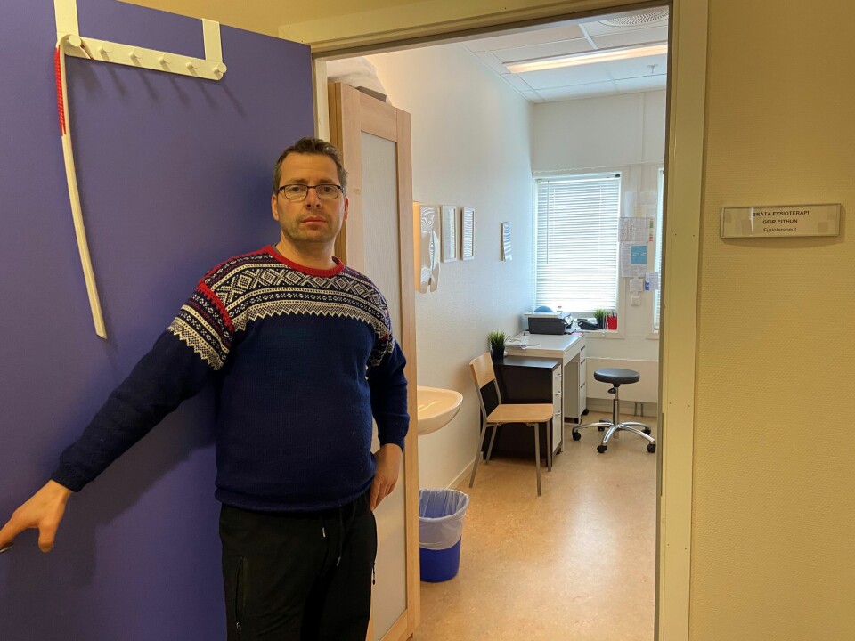 Fysioterapeut Geir Eithun og kollegaen stengte torsdag instituttet sitt for å skåne dårlige sykehjemspasienter i etasjen over for mulig smitte av koronaviruset.