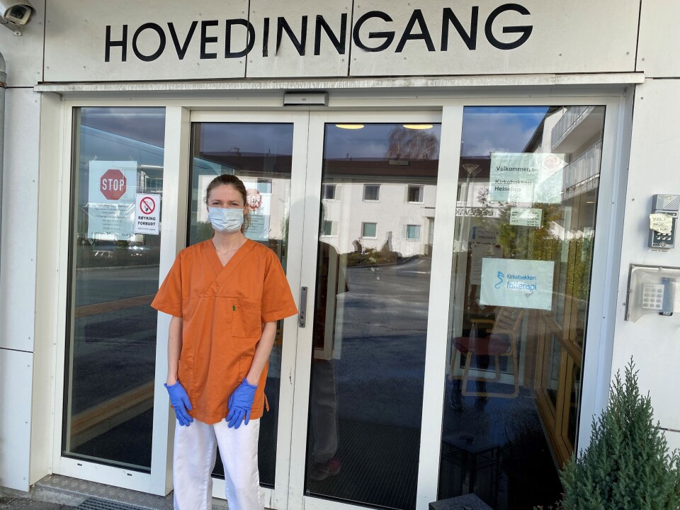 Fysioterapeut Siv-Tonje Jendem og de andre fysioterapeutene i Molde kommune har valgt å dele seg inn i team for å redusere risikoen for at hele enheten blir slått ut av karantene. (Foto: privat)
