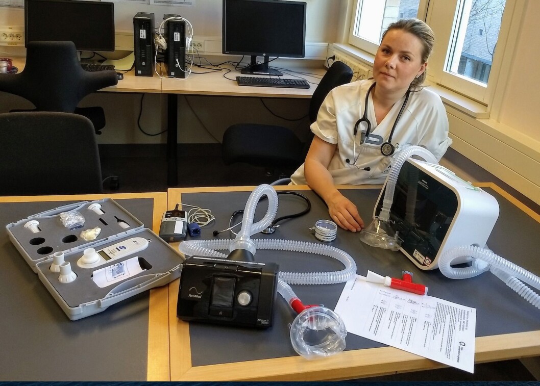 Hjerte- og lungefysioterapeut Kristina Struksnes Fjone med et utvalg av verktøy hun har for å gjøre sin jobb. Foto: Privat Hjerte- og lungefysioterapeut Kristina Struksnes Fjone med et utvalg av verktøy hun har for å gjøre sin jobb. Foto: Privat