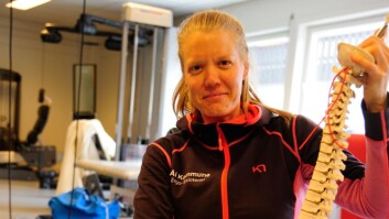 Fysioterapeut Ragnhild Rauk ved Ål fysikalske gir modellen av ryggsøyla ein omgang med vaskefilla før nyopninga. Foto: Torbjørn Gunhildgard Fysioterapeut Ragnhild Rauk ved Ål fysikalske gir modellen av ryggsøyla ein omgang med vaskefilla før nyopninga. Foto: Torbjørn Gunhildgard