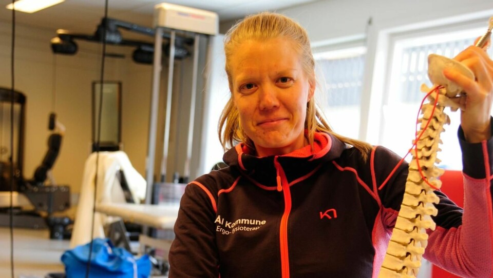 Fysioterapeut Ragnhild Rauk ved Ål fysikalske gir modellen av ryggsøyla ein omgang med vaskefilla før nyopninga. Foto: Torbjørn Gunhildgard