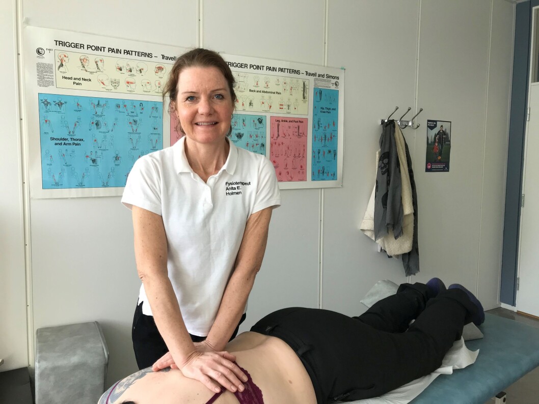 Fysioterapeut Anita Ellingsen Holmen på Institutt for manuellterapi i Tromsø synes det har gått fint å åpne dørene igjen etter fem ukers koronastenging. (Foto: privat) Fysioterapeut Anita Ellingsen Holmen på Institutt for manuellterapi i Tromsø synes det har gått fint å åpne dørene igjen etter fem ukers koronastenging. (Foto: privat)