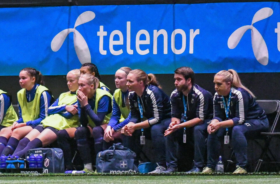 Vilde Føllesdal Tjønn (i midten med hendene på knærne) mens hun følger fotballjentene på Stabæk. Foto: Privat.