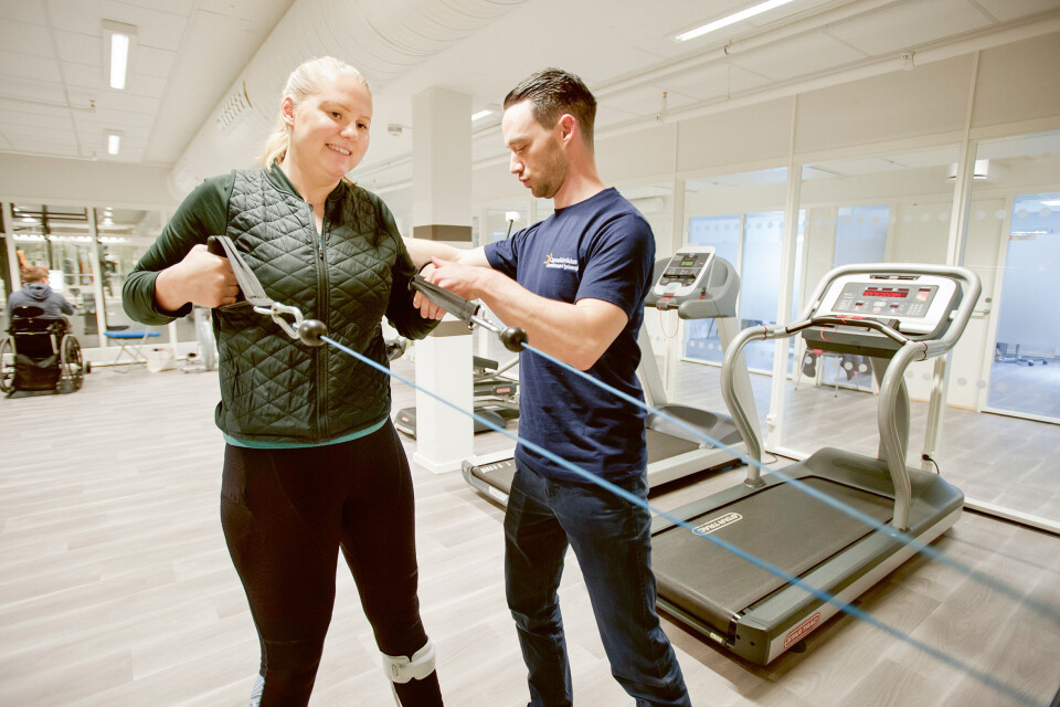 21 år gamle Johanne Marie Hemnes fikk hjerneslag for tre år siden, og har i to år fått veiledet trening hos avtalefysioterapeut Morten Hagenes på Oppsalklinikken. (Foto: Stig Marlon Weston) 21 år gamle Johanne Marie Hemnes fikk hjerneslag for tre år siden, og har i to år fått veiledet trening hos avtalefysioterapeut Morten Hagenes på Oppsalklinikken. (Foto: Stig Marlon Weston)