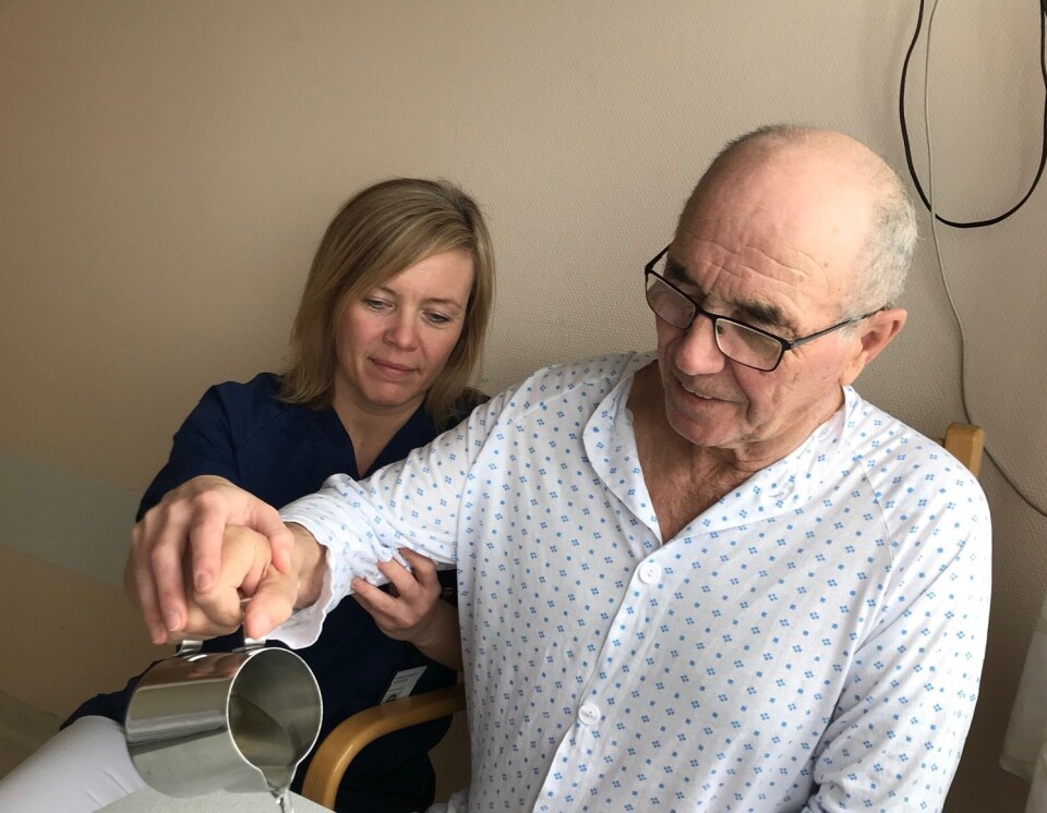 Fysioterapeut Synne Garder Pedersen mener at fysioterapeuter bør hjelpe pasienter å balansere trening, jobb og hvile. Her med en pasient på Universitetssykehuset Nord-Norge. (Foto: privat) Fysioterapeut Synne Garder Pedersen mener at fysioterapeuter bør hjelpe pasienter å balansere trening, jobb og hvile. Her med en pasient på Universitetssykehuset Nord-Norge. (Foto: privat)