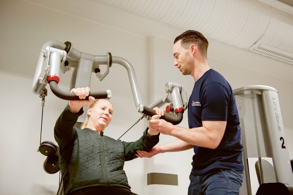 Oslo kommune har bare én avtalehjemmel øremerket nevrologisk fysioterapi. Den hjemmelen har Morten Hagenes på Oppsalklinikken. Her med pasient Johanne Marie Hemnes. (Foto: Stig Marlon Weston) Oslo kommune har bare én avtalehjemmel øremerket nevrologisk fysioterapi. Den hjemmelen har Morten Hagenes på Oppsalklinikken. Her med pasient Johanne Marie Hemnes. (Foto: Stig Marlon Weston)