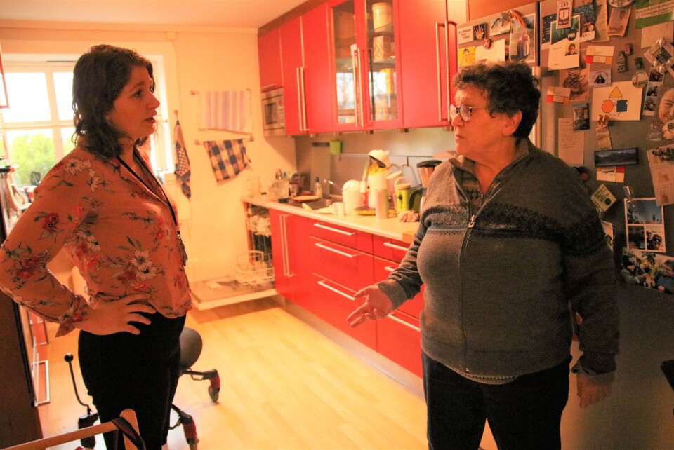 Marian Flick (til høyre) fikk gode resultater av hverdagsrehabiliteringen hun fikk av blant andre fysioterapeut Karine Wentzel Norgård i Bergen tidligere i år.