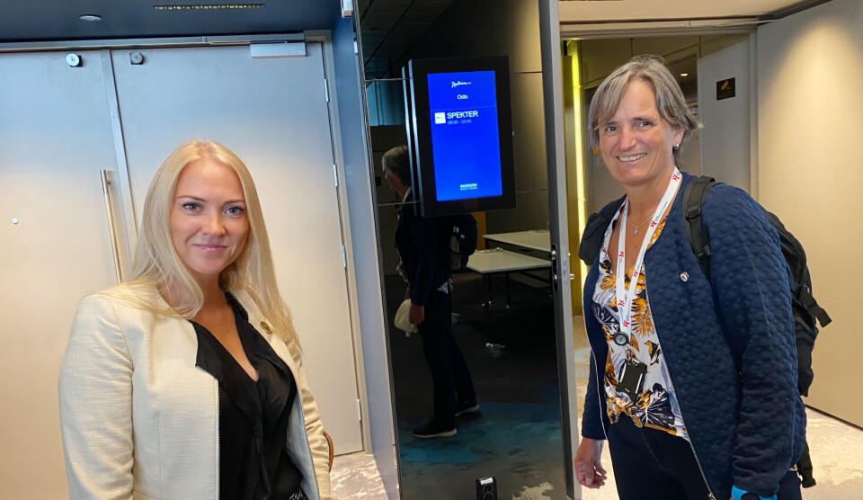 Lill Sverresdatter Larsen (til venstre) og Gerty Lund klare til forhandlinger. Foto: Irene Mårdalen