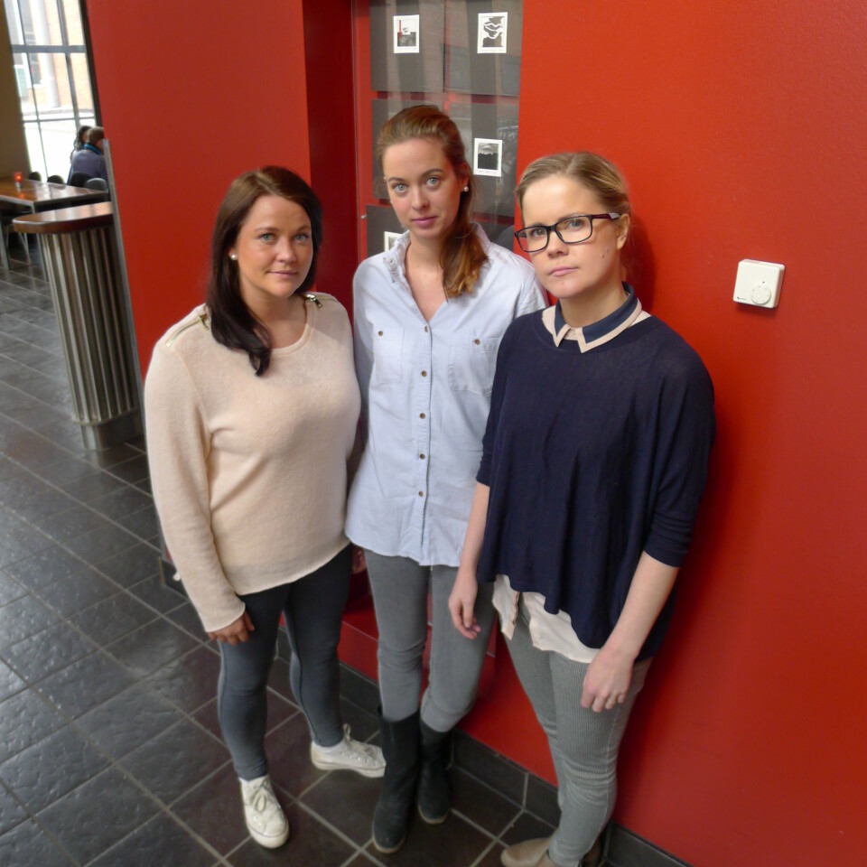 Blant de som ikke har fått turnusplass er Lotte Handsnes Bellika fra Alta (tv) og Marthe Jakobsen Longva fra Gursken på Sunnmøre (th). Her sammen med leder for turnuskomiteen ved HiOA, Linn Charlott Engelsstad. Foto: Dagrun Lindvåg