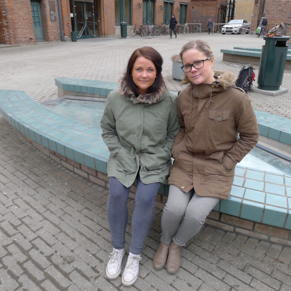 Lotte Handsnes Bellika fra Alta (th) og Marthe Jakobsen Longva fra Gursken på Sunnmøre står uten turnusplass fra høsten. Foto: Dagrun Lindvåg