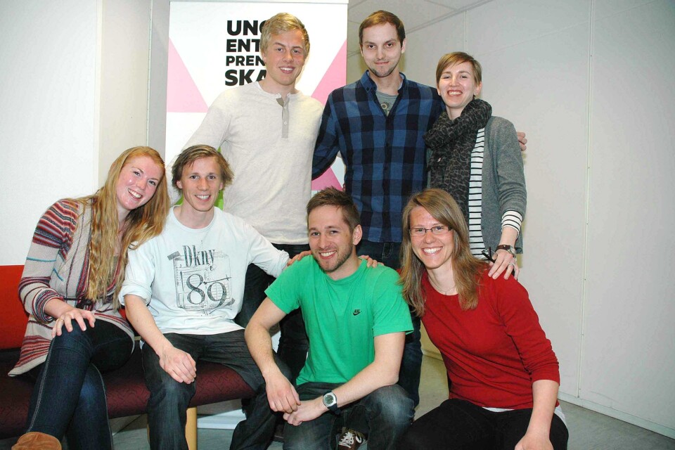 Denne gruppen vant prisen for beste idé på gründercampen. Nede fra venstre: Shandell Marie Sletten, Torbjørn Sollie Johannessen, Kristoffer Lavik, Kerstin Glindemann. Bak fra venstre: Lars Øyvind Rabbevåg, Geirmund Pedersen og Hege Westgaard. Foto med tillatelse fra HiB
