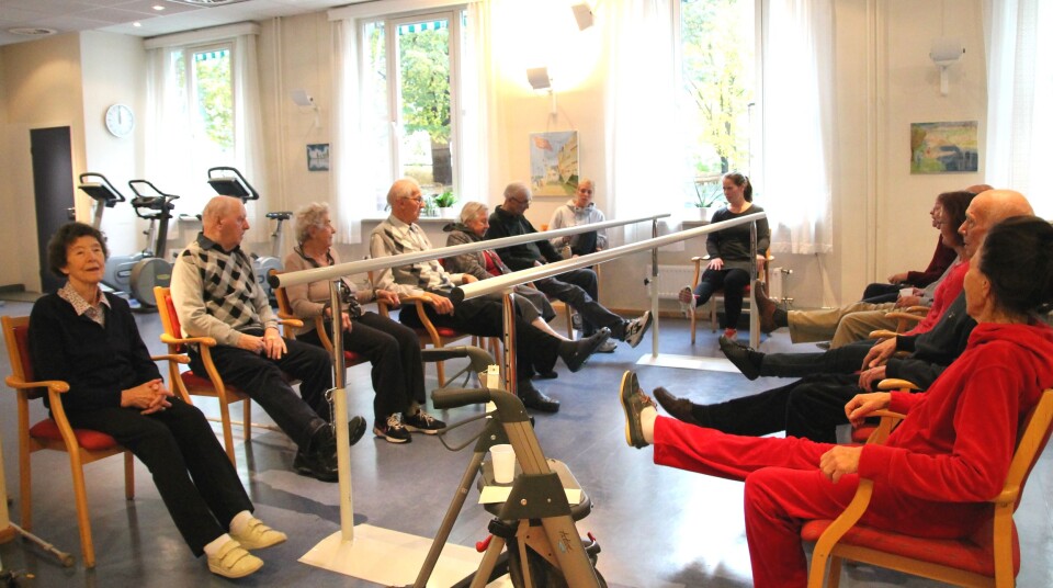 Aktive. Ingeborg Dyrud (85), ytterst til venstre, og Per pettersen (75), nummer to fra høyre, kan ikke få fullrost rehabiliteringstilbudet ved OSCAR. - Jeg er her først og fremst for treningens skyld, men det sosiale er også viktig, sier hun. Per er enig. - Og personalet her er enestående, sier han. Foto: Tone Galåen.