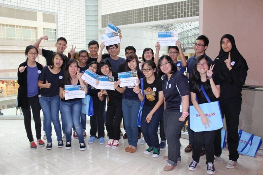 Engasjement! Fysioterapistudenter i Singapore jobber frivillig under WCPT-kongressen. Lokal arrangør er Singapore Physiotherapy Association. Foto: Tracy Bury, WCPT. Engasjement! Fysioterapistudenter i Singapore jobber frivillig under WCPT-kongressen. Lokal arrangør er Singapore Physiotherapy Association. Foto: Tracy Bury, WCPT.