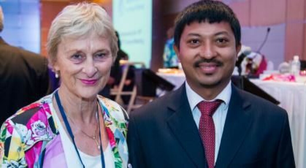 Fysioterapeut Nishchal Rutna Shakya fra Nepal, med WCPTs Gillian Webb under ledermøtet før kongressen. Foto: WCPT Fysioterapeut Nishchal Rutna Shakya fra Nepal, med WCPTs Gillian Webb under ledermøtet før kongressen. Foto: WCPT