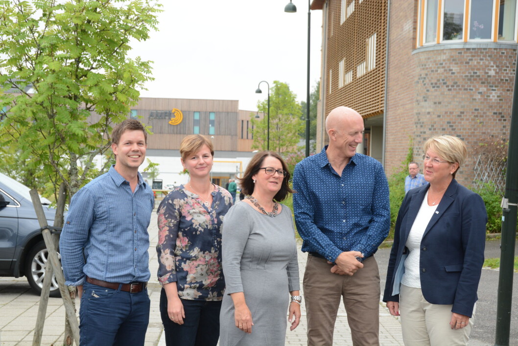 Fysioterapi på dagsorden. F.v.: Fysioterapeutene Terje Røsrud og Dorte Lykkegaard, stortingsrepresentant Tone W. Trøen, NFF-leder Fred Hastlebrekke og ordførerkandidat Wenche Hoel Ulvin. Foto: Jan Arne Sandholtbråten, Eidsvoll Ullensaker Blad. Fysioterapi på dagsorden. F.v.: Fysioterapeutene Terje Røsrud og Dorte Lykkegaard, stortingsrepresentant Tone W. Trøen, NFF-leder Fred Hastlebrekke og ordførerkandidat Wenche Hoel Ulvin. Foto: Jan Arne Sandholtbråten, Eidsvoll Ullensaker Blad.