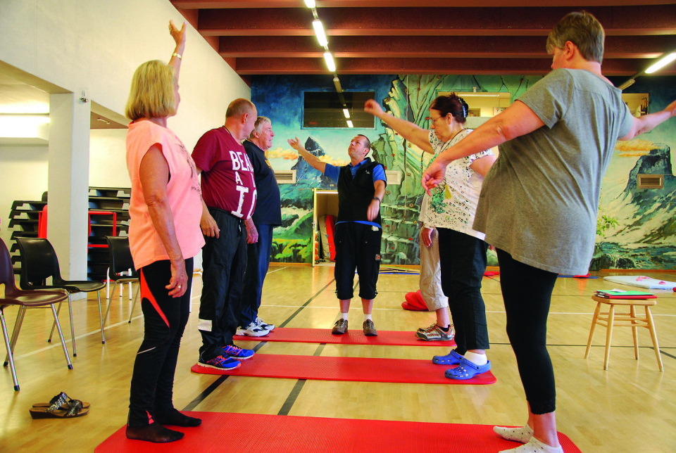 Gruppetrening: Reaktiv balansetrening, kaste ball. Foto: Guro Stensheim.