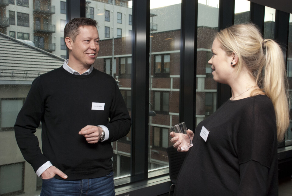Hans Leo Dagsvik i samtale med fysioterapeut Helen Pedersen fra Jensvoll fysioterapi på konferansen 'Revmatologi i nord'. Hans Leo Dagsvik i samtale med fysioterapeut Helen Pedersen fra Jensvoll fysioterapi på konferansen 'Revmatologi i nord'.