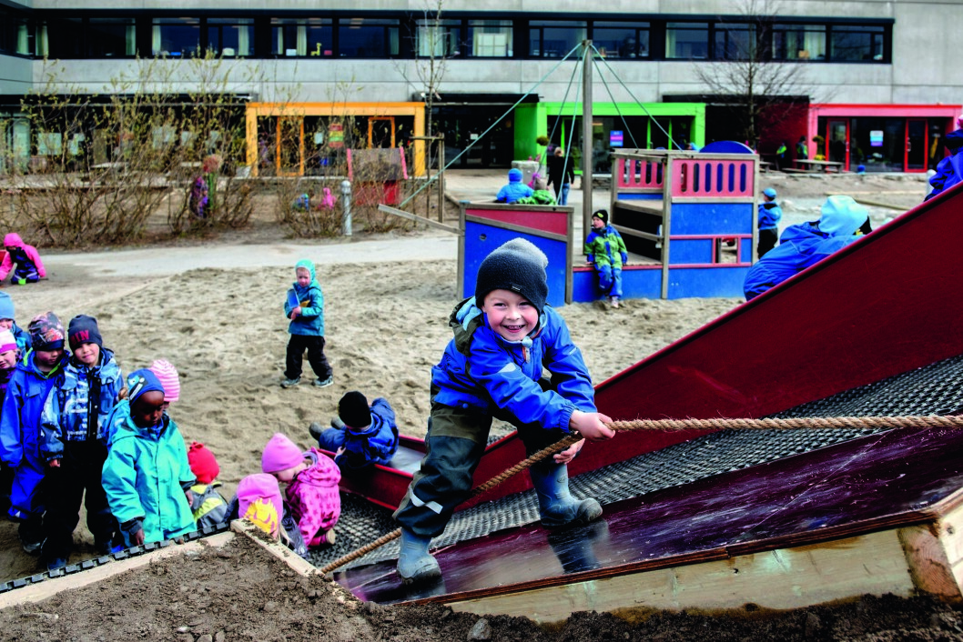 Mot toppen. Henrik på vei oppover i barnehagens helt nye klatrevegg. Foto: Jan Inge Haga