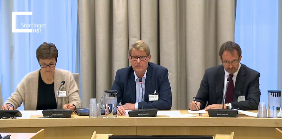 Positiv med forbehold. NMF-leder Peter Chr. Lehne (i midten) fra høring om statsbudsjettet for 2017 på Stortinget. Foto: Stortinget