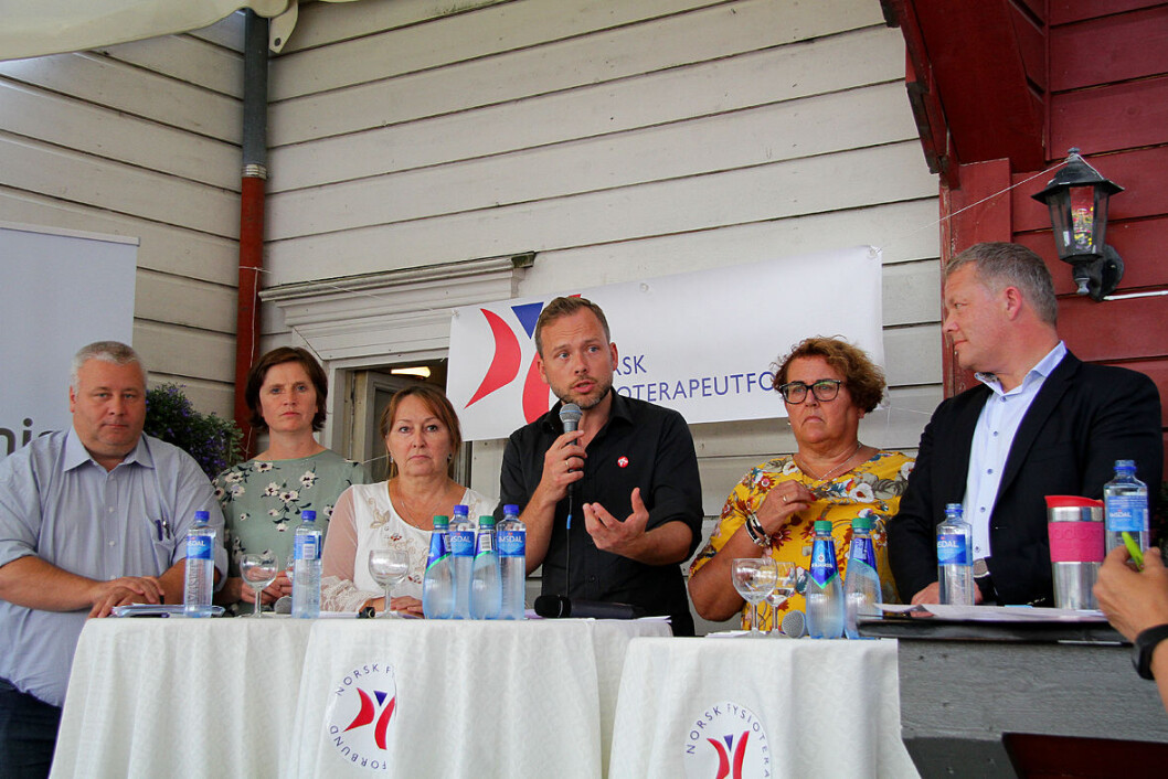 Samlet til debatt. Bård Hoksrud (Frp), Kjersti Toppe (Sp), Gunn Marit Helgesen (styreleder KS), Audun Lysbakken (SV), Olaug Bollestad (Krf) og Petter Brelin (leder Norsk forening for allmennmedisin). Samlet til debatt. Bård Hoksrud (Frp), Kjersti Toppe (Sp), Gunn Marit Helgesen (styreleder KS), Audun Lysbakken (SV), Olaug Bollestad (Krf) og Petter Brelin (leder Norsk forening for allmennmedisin).