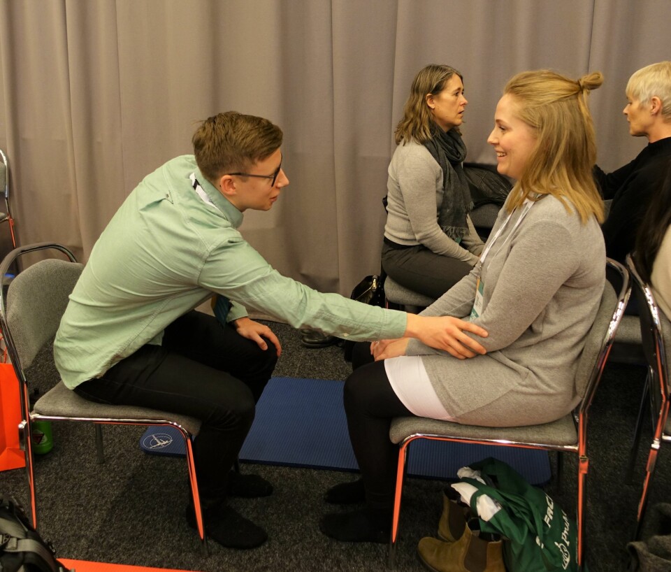 Fysioterapeutene Jan Erik Wilhelmsen og Ivalu Heiring Johansen forsøker å få tak i hverandres sinnsstemning.