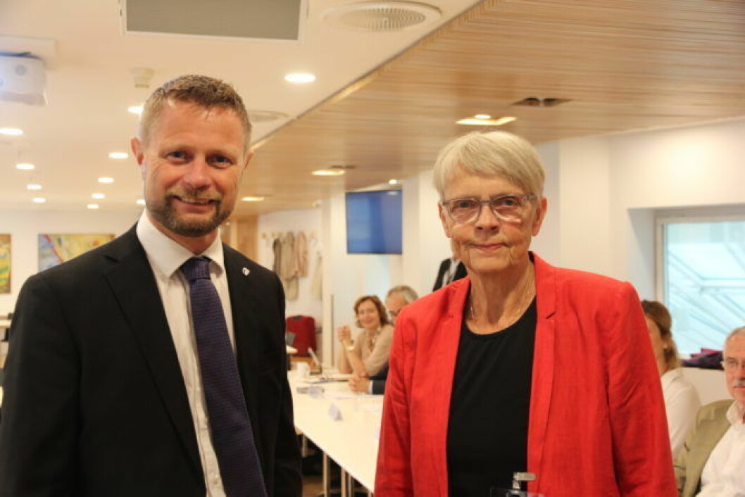 Helse- og omsorgsminister Bent Høie og utvalgsleder Aud Blankholm. Foto: Per Aubrey B. Tenden, HOD.