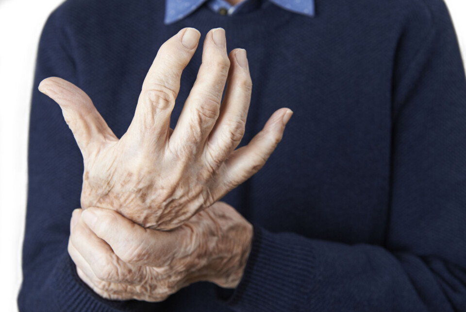 Oppdaterte NICE-retningslinjer anbefaler at voksne med revmatoid artritt bør ha tilgang til fysioterapi blant annet for å bli oppmuntret til jevnlig trening og bli vist øvelser for å gjøre leddene mer fleksible og for å styrke musklene.