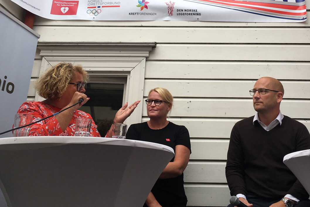 Debatt med temperatur (f.v.): Olaug Bollestad, ordstyrer Lisbet Rugtvedt, generalsekretær i Nasjonalforeningen for folkehelsen og Steffen Handal, leder av Utdaningsforbundet. Debatt med temperatur (f.v.): Olaug Bollestad, ordstyrer Lisbet Rugtvedt, generalsekretær i Nasjonalforeningen for folkehelsen og Steffen Handal, leder av Utdaningsforbundet.