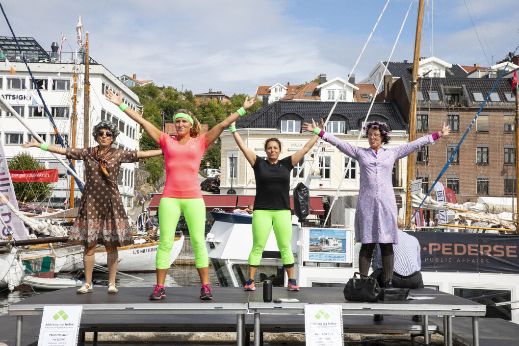 Aktivitet til folket: Ragna Sigmo Skipstad, nummer to fra venstre, og Elisabeth Wiken Telenius, nummer to fra høyre. Aktivitet til folket: Ragna Sigmo Skipstad, nummer to fra venstre, og Elisabeth Wiken Telenius, nummer to fra høyre.