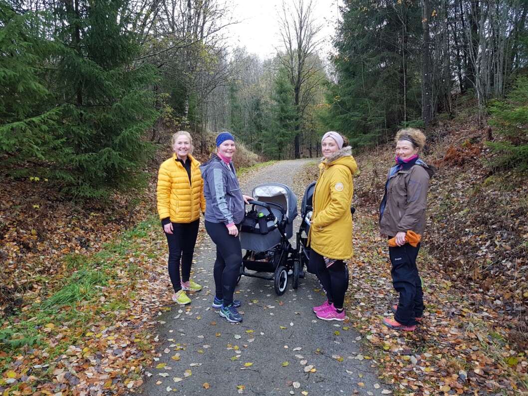 Fysioterapeut Hilde Røysland i Askim (til venstre) senker terskelen for at nybakte mammaer kan stille spørsmål. Det gjør hun ved å trimme med dem i skogen. (Foto: privat) Fysioterapeut Hilde Røysland i Askim (til venstre) senker terskelen for at nybakte mammaer kan stille spørsmål. Det gjør hun ved å trimme med dem i skogen. (Foto: privat)