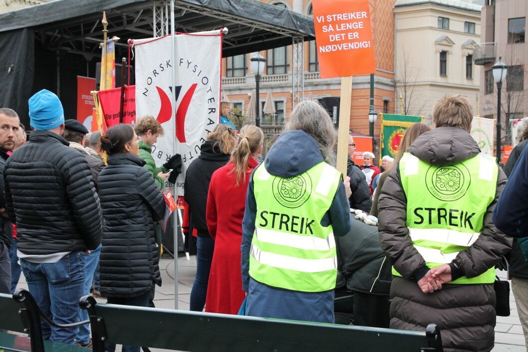 Det jobber en rekke fysioterapeuter på stedene som NHO tar ut i lockout fra tirsdag. Norsk Fysioterapeutforbund (NFF) viste nylig sin støtte til sykepleierstreiken på en markering foran Stortinget. Det jobber en rekke fysioterapeuter på stedene som NHO tar ut i lockout fra tirsdag. Norsk Fysioterapeutforbund (NFF) viste nylig sin støtte til sykepleierstreiken på en markering foran Stortinget.
