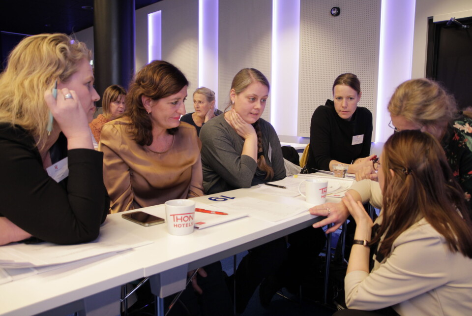 Delegater fra Region Vest diskuterer om forslag om å evaluere regionmodellen til neste års landsmøte skal inn på sakslista på dette landsmøtet. Delegater fra Region Vest diskuterer om forslag om å evaluere regionmodellen til neste års landsmøte skal inn på sakslista på dette landsmøtet.