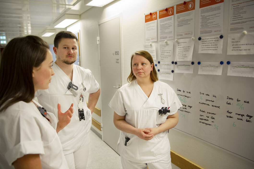 Fysioterapeutene Guri Olaussen (tv) og Kim Reier Nielsen Martinsen skryter av det tverrfaglige samarbeidet på Ortopedisk døgnenhet ved UNN. Til høyre, fagutviklingssykepleier Sissel Irene Thorbjørnsen. Foto: Ingun A. Mæhlum. Fysioterapeutene Guri Olaussen (tv) og Kim Reier Nielsen Martinsen skryter av det tverrfaglige samarbeidet på Ortopedisk døgnenhet ved UNN. Til høyre, fagutviklingssykepleier Sissel Irene Thorbjørnsen. Foto: Ingun A. Mæhlum.