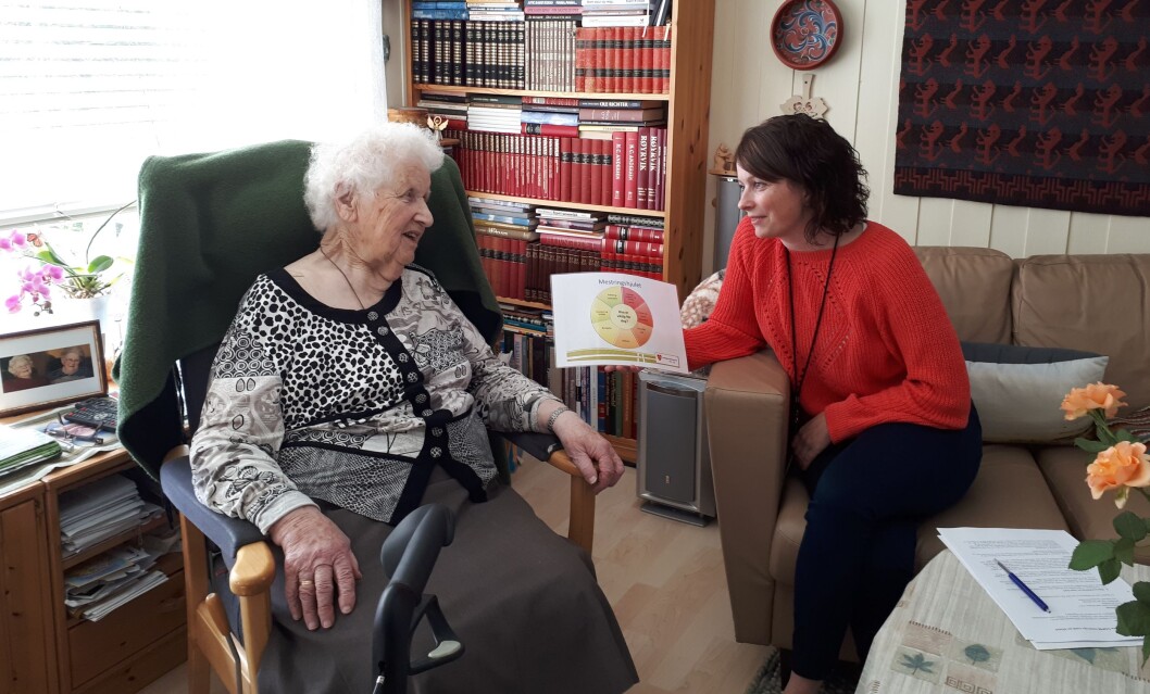 Fysioterapeut Elisabeth Fossum synes det er viktig å stille spørsmålet «hva er viktig for deg?» i hverdagsmestringen. Her med bruker Jenny Nyvik i Inderøy kommune i Trøndelag. (Foto: Heidi Dale) Fysioterapeut Elisabeth Fossum synes det er viktig å stille spørsmålet «hva er viktig for deg?» i hverdagsmestringen. Her med bruker Jenny Nyvik i Inderøy kommune i Trøndelag. (Foto: Heidi Dale)