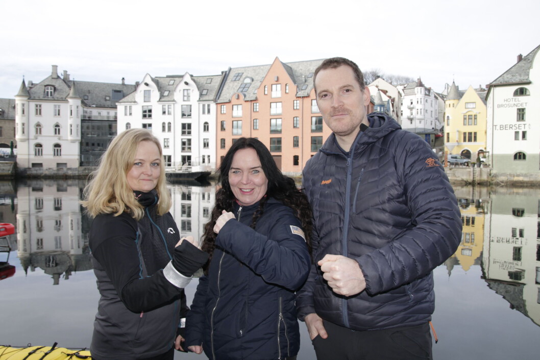 Barnefysioterapeut Maria Therese Heltne (fra v.), fysioterapeutene Mona Amri og Joakim Sund er frustrert etter mange år med deltidsdriftstilskudd i Ålesund. Vi jobber fullt og har samme utgifter til kurs, forsikringer, pensjon og ferieavvikling, sier de. Barnefysioterapeut Maria Therese Heltne (fra v.), fysioterapeutene Mona Amri og Joakim Sund er frustrert etter mange år med deltidsdriftstilskudd i Ålesund. Vi jobber fullt og har samme utgifter til kurs, forsikringer, pensjon og ferieavvikling, sier de.