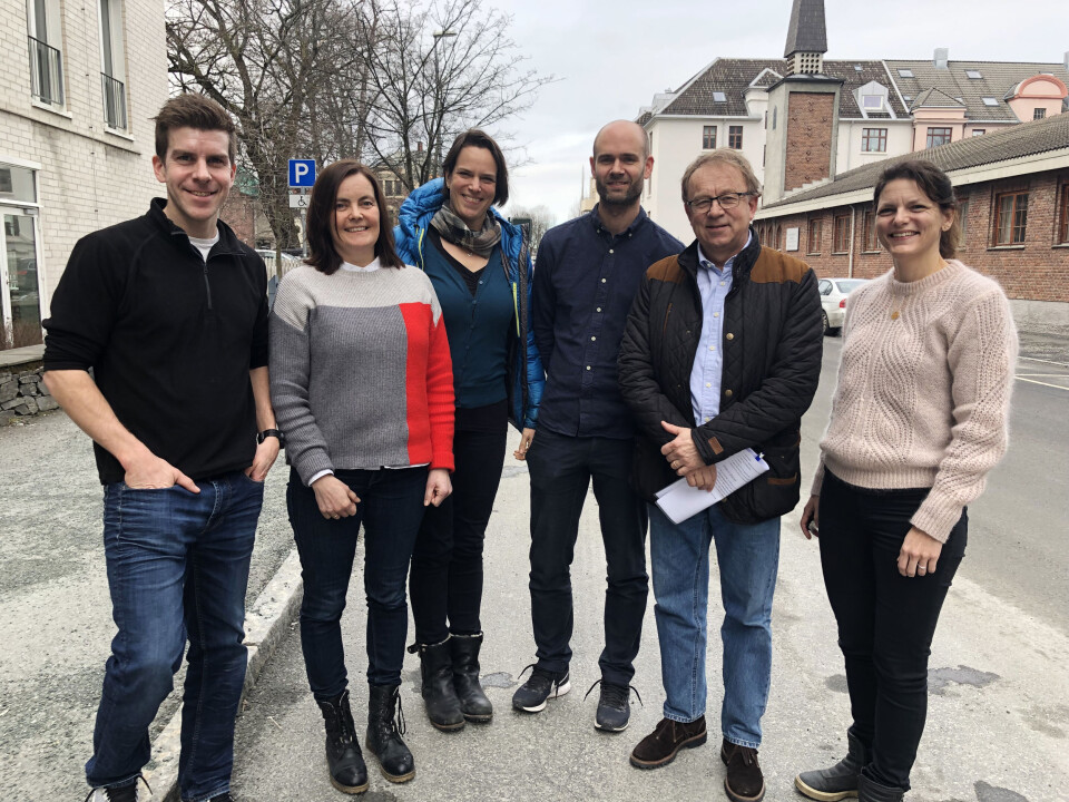 Deler av gjengen i FYSIOPRIM Trondheim: Fra venstre Fredrik Granviken, Anita Formo Bones, Astrid Woodhouse, Ingebrigt Meisingset, Ottar Vasseljen og Kari Anne I. Evensen. Bones jobber mest med teknisk support, de andre er forskere. (Foto: Anne Kristiansen Rønning)