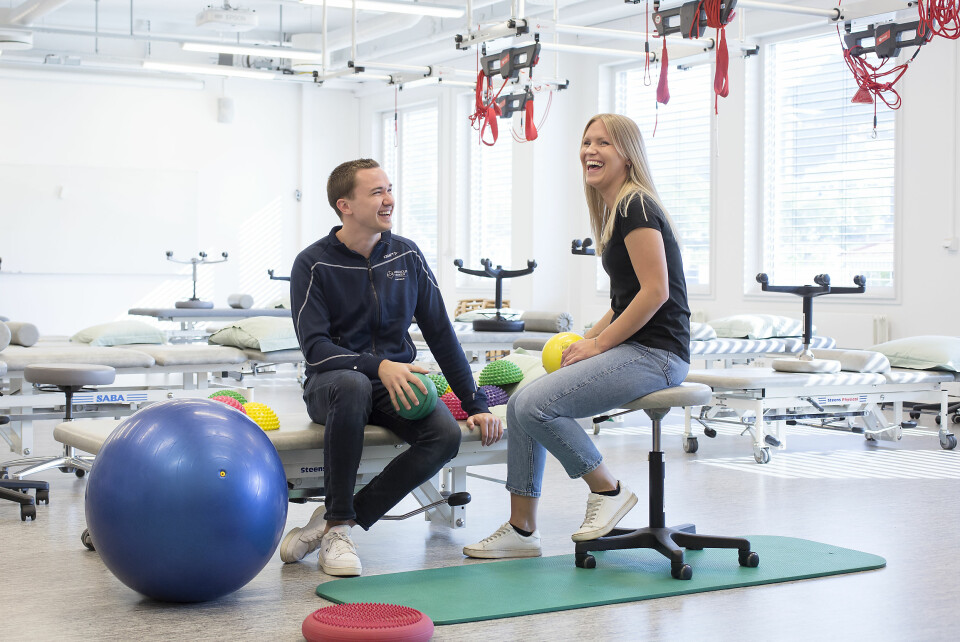 Studentene Martin Thorborg Johansen og Elise Eimind Børslien dro tidlig ut i praksis da de startet på fysioterapiutdanningen i Bergen. Foto: Silje Katrine Robinson