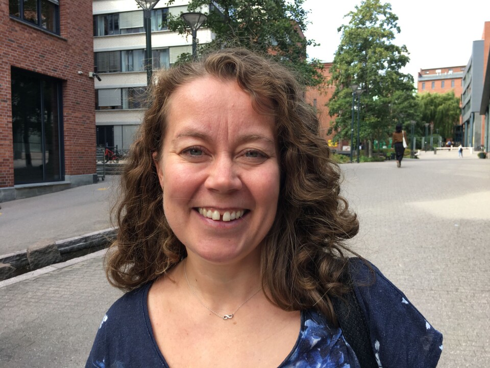 Fysioterapeut og stipendiat Liss Marita Solbakken skal ta doktograden sin over fem år for å ha mer kontakt med praksis og utdanningene gjennom Brobyggerprosjektet. Fysioterapeut og stipendiat Liss Marita Solbakken skal ta doktograden sin over fem år for å ha mer kontakt med praksis og utdanningene gjennom Brobyggerprosjektet.
