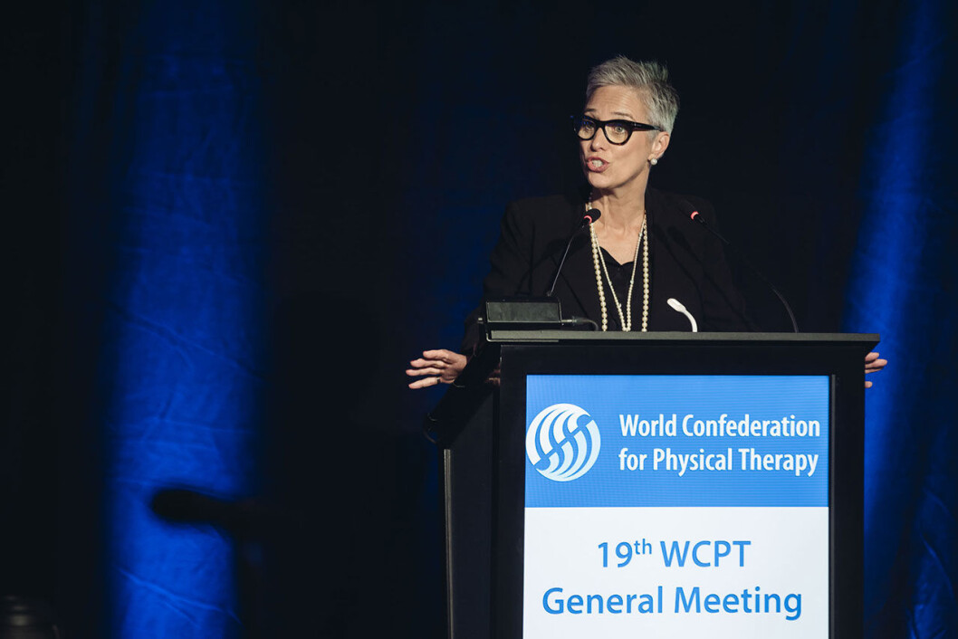 Emma Stokes på talerstolen under WCPTs siste General Meeting i Geneve. Foto: WCPT Emma Stokes på talerstolen under WCPTs siste General Meeting i Geneve. Foto: WCPT