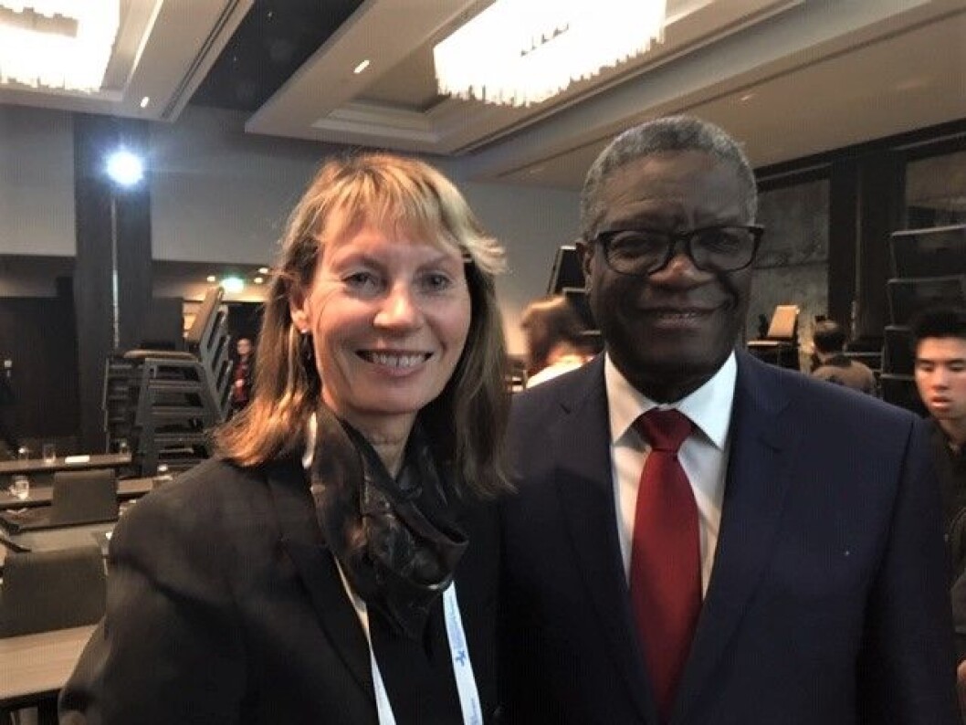 Professor Kari Bø og nobelprisvinner Denis Mukwege under en konferanse i Australia. (Foto: privat) Professor Kari Bø og nobelprisvinner Denis Mukwege under en konferanse i Australia. (Foto: privat)