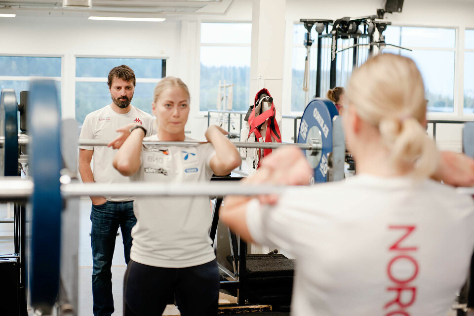 Alpinist Ragnhild Mowinckel løfter vekter i knebøy mens Olympiatoppens idrettsfysioterapeut Håvard Moksnes følger med. (Foto: Stig Marlon Weston)