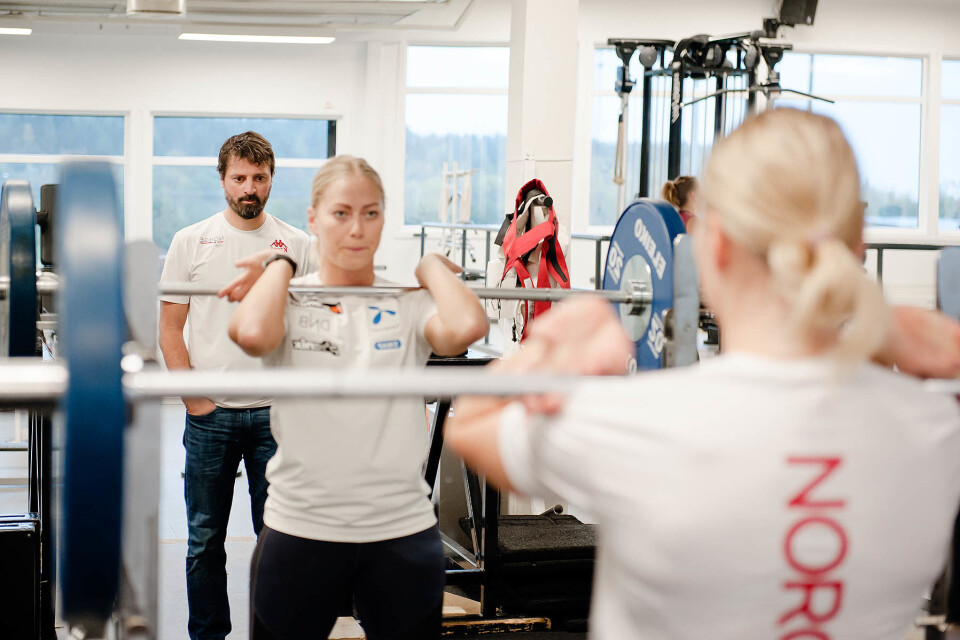 Alpinist Ragnhild Mowinckel løfter vekter i knebøy mens Olympiatoppens idrettsfysioterapeut Håvard Moksnes følger med. (Foto: Stig Marlon Weston) Alpinist Ragnhild Mowinckel løfter vekter i knebøy mens Olympiatoppens idrettsfysioterapeut Håvard Moksnes følger med. (Foto: Stig Marlon Weston)