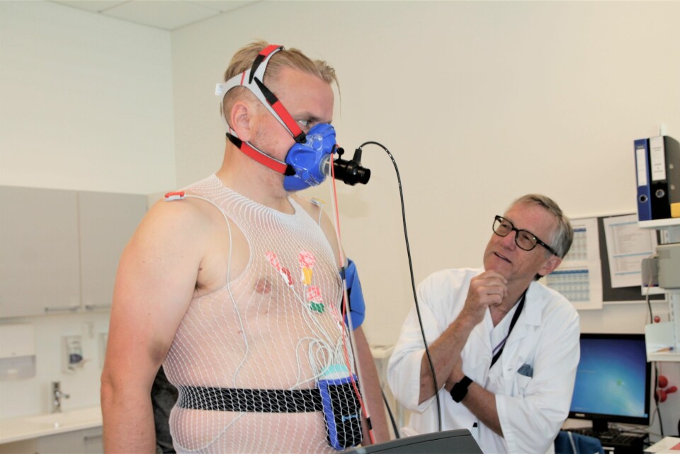 Hjertepasient Helge Stadheim (til venstre) på LHL-sykehuset løper på tredemølle mens lege Jostein Grimsmo utfører målinger.