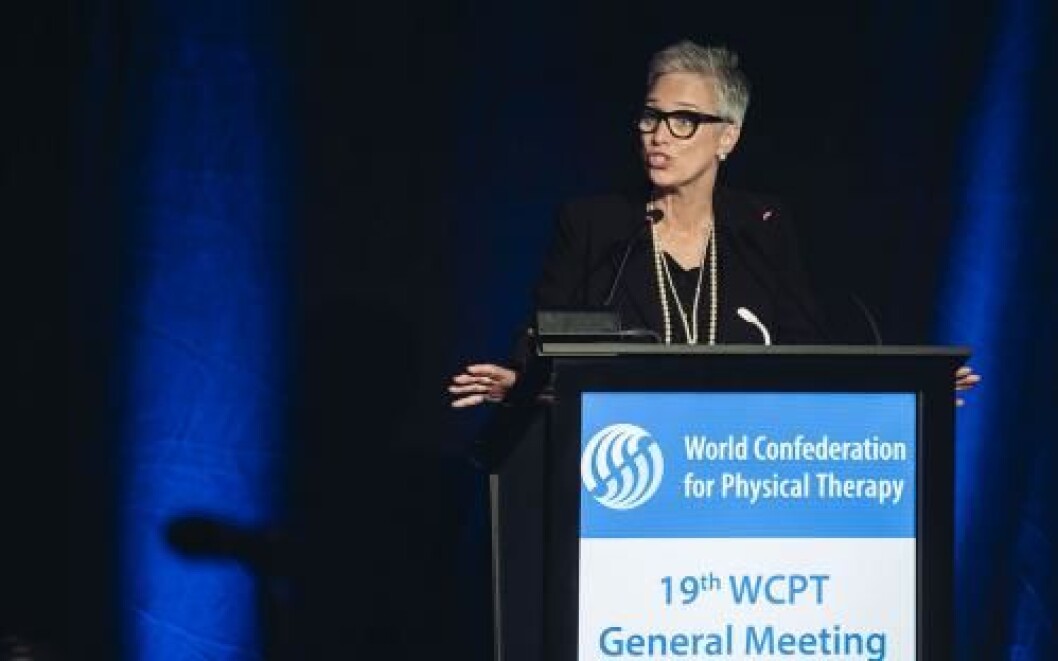 WCPTs leder Emma Stokes på talerstolen i Geneve. Foto: WCPT WCPTs leder Emma Stokes på talerstolen i Geneve. Foto: WCPT