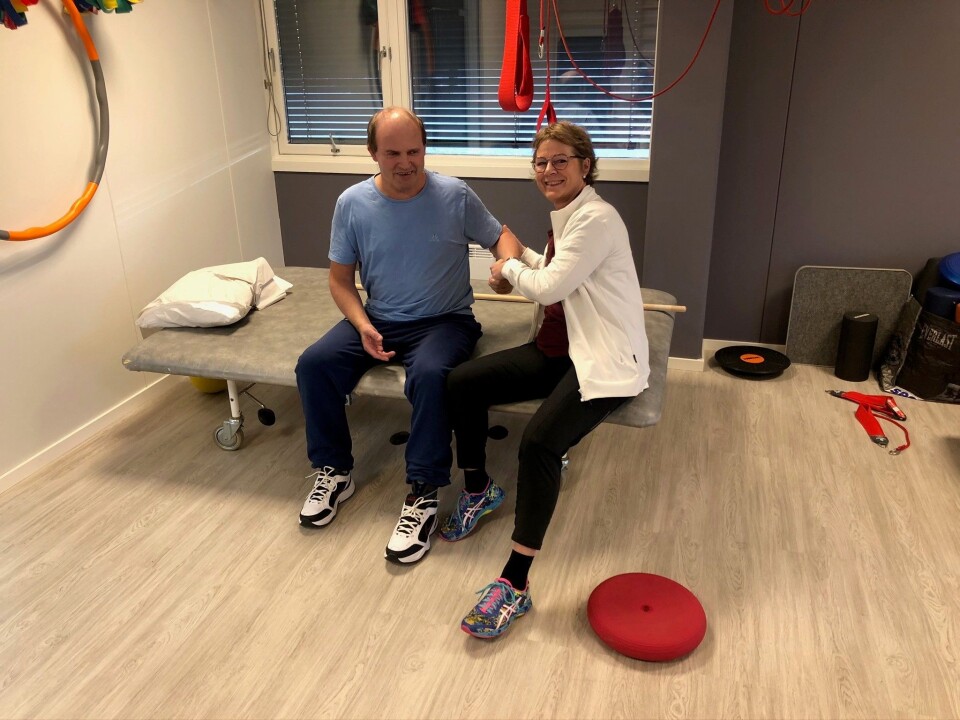 71 år gamle Siri Hellandsjø tror verv kan ha medvirket til at hun står så lenge i jobb. Her med pasient Erling Nyborg. Foto: Christian Hanssen 71 år gamle Siri Hellandsjø tror verv kan ha medvirket til at hun står så lenge i jobb. Her med pasient Erling Nyborg. Foto: Christian Hanssen