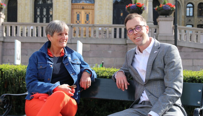 Gerty Lund og Nicholas Wilkinson var utvilsomt på bølgelengde, da de møttes foran Stortinget i går. Gerty Lund og Nicholas Wilkinson var utvilsomt på bølgelengde, da de møttes foran Stortinget i går.