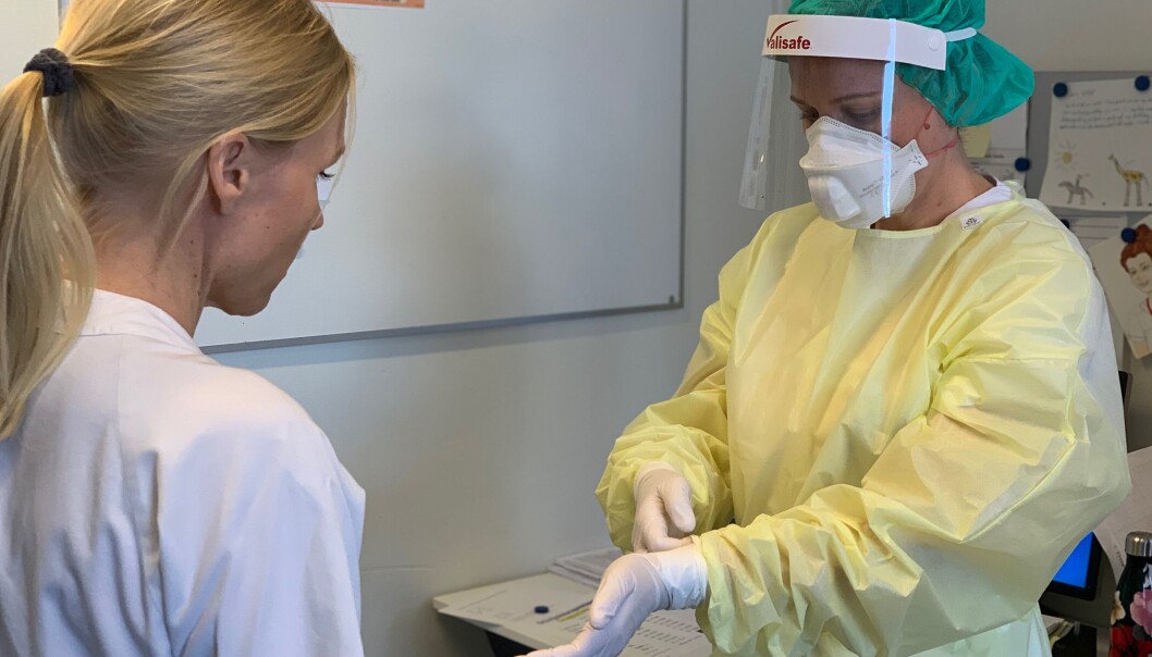 Etikkrådene for både fysioterapeuter, leger og sykepleiere arrangerer felles webinar om pandemien og profesjonsetikken. Dette bildet er fra Oslo universitetssykehus i starten av koronapandemien. Etikkrådene for både fysioterapeuter, leger og sykepleiere arrangerer felles webinar om pandemien og profesjonsetikken. Dette bildet er fra Oslo universitetssykehus i starten av koronapandemien.